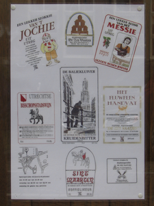 908343 Afbeelding van een reclameaffiche met 'Utrechtse' alcoholische dranken, opgehangen in de etalage van proeflokaal ...